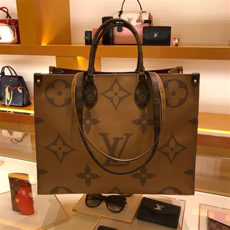 lv onthego tote.